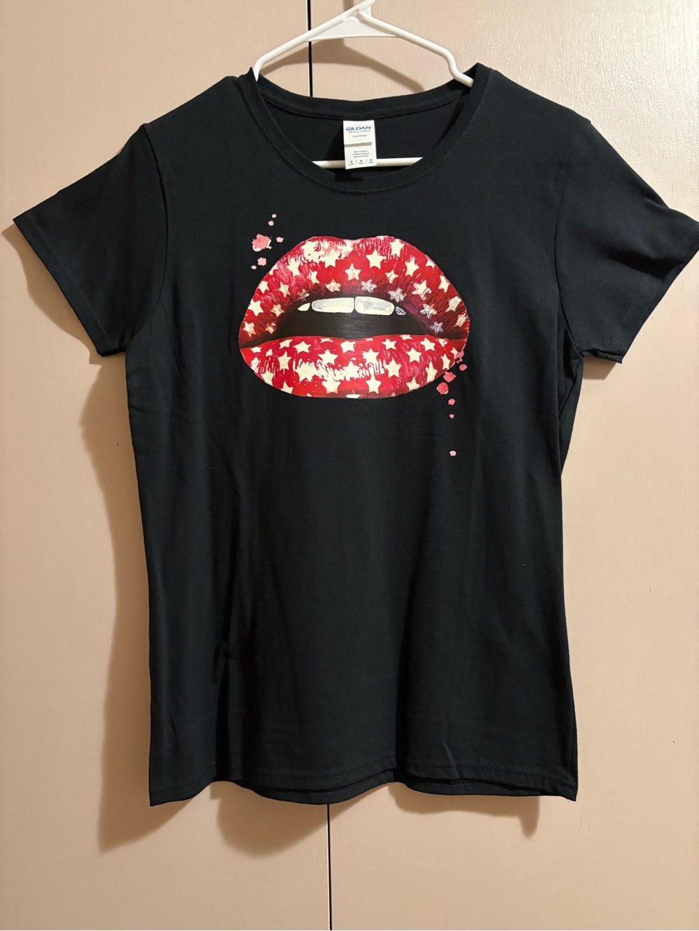 Black Tee with Red Star-Pattern Red Lips Graphic Ladies M NWOT